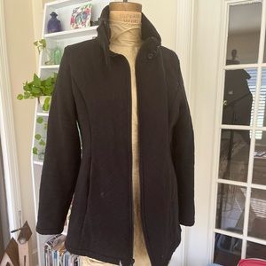 The North Face coat with quilted detailing and pockets. Black size M